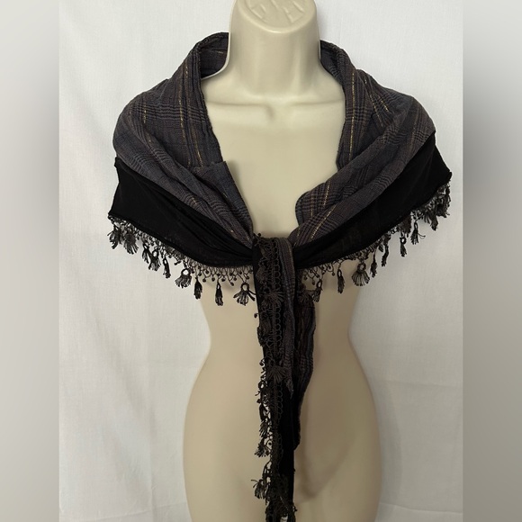 3/$15 Unbranded women Grey triangle scarf & lace wrap - Picture 5 of 5